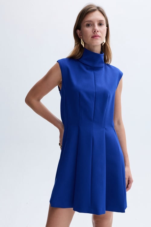 KOLSUZ DİK YAKA PİLELİ MİNİ ELBİSE