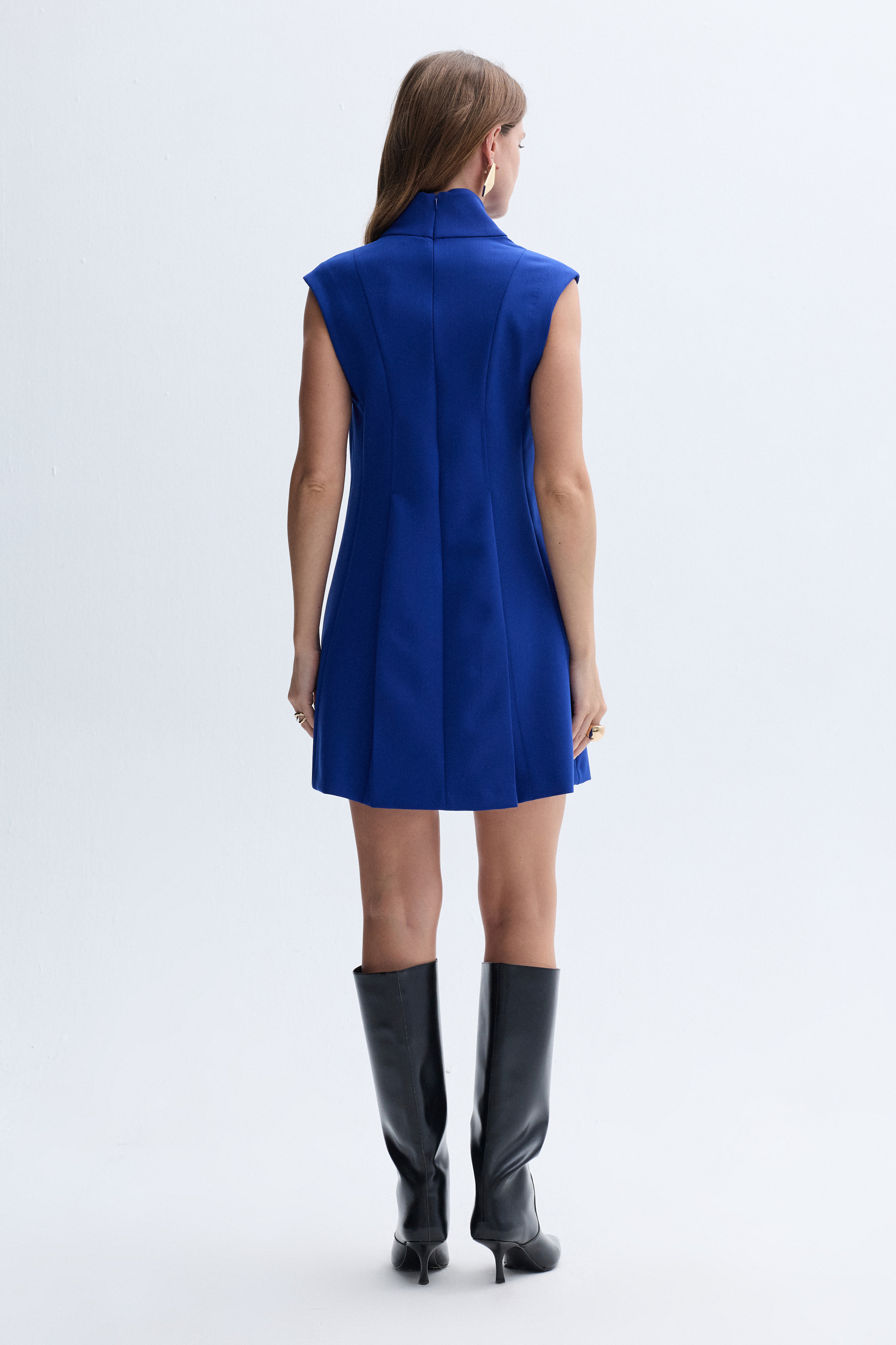 KOLSUZ DİK YAKA PİLELİ MİNİ ELBİSE