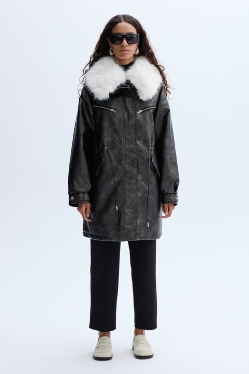  SUNİ KÜRK YAKA DERİ GÖRÜNÜMLÜ UZUN PALTO