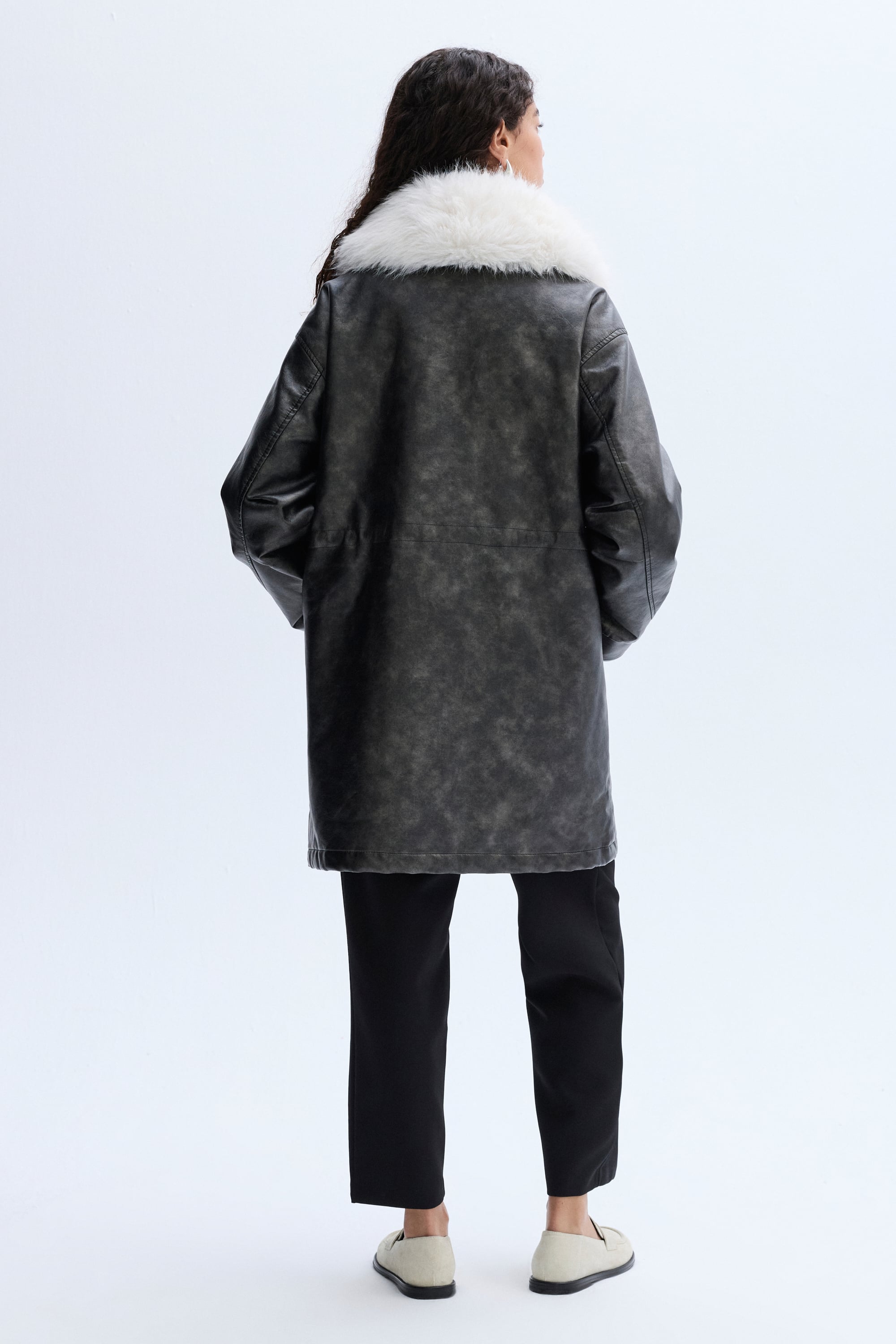 SUNİ KÜRK YAKA DERİ GÖRÜNÜMLÜ UZUN PALTO