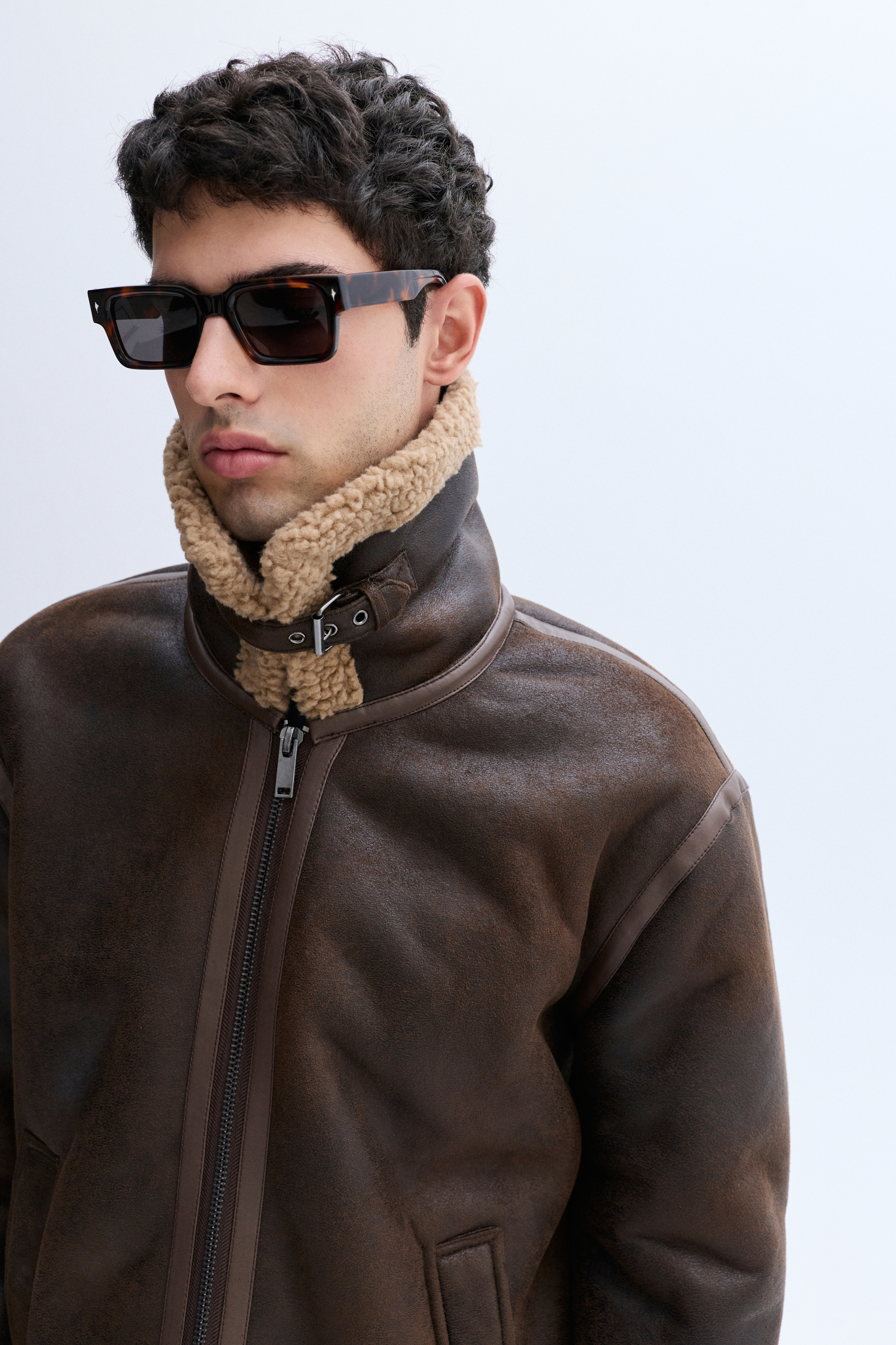 PELÜŞ DETAYLI DERİ GÖRÜNÜMLÜ MONT