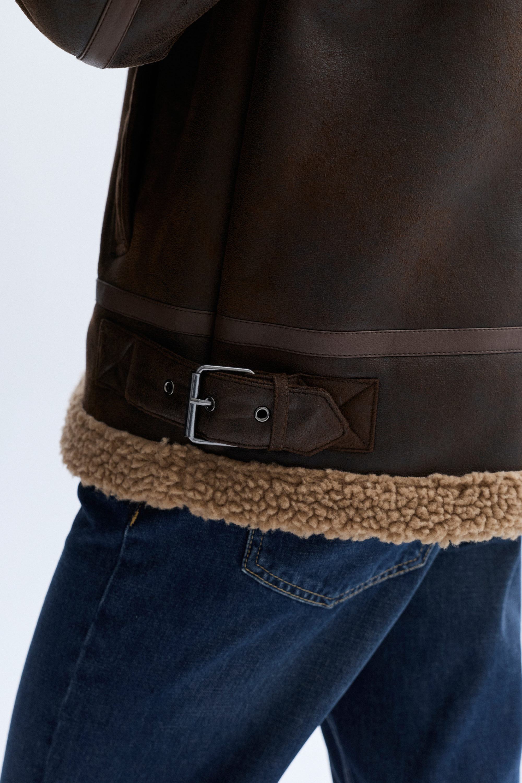 PELÜŞ DETAYLI DERİ GÖRÜNÜMLÜ MONT