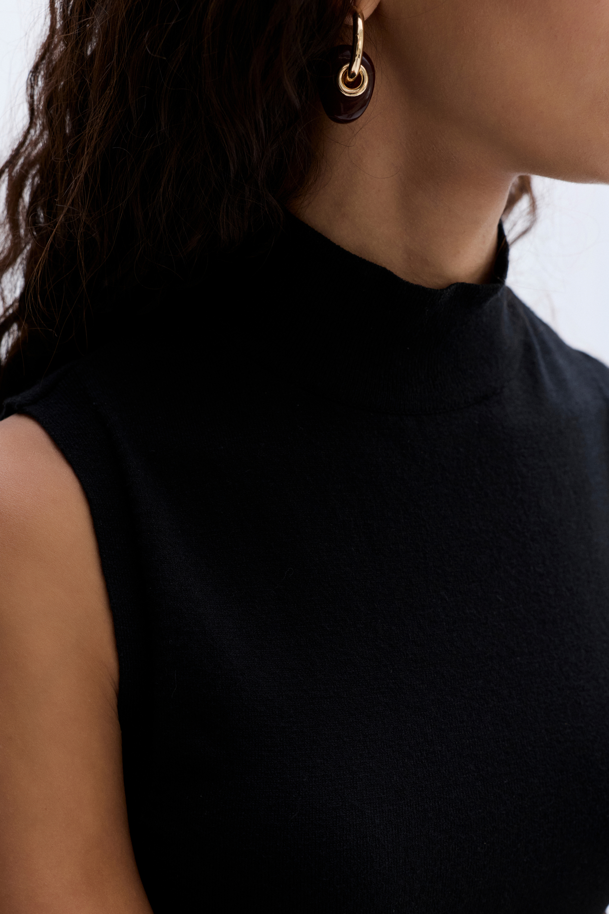 BALIKÇI YAKA CROP KOLSUZ TRİKO