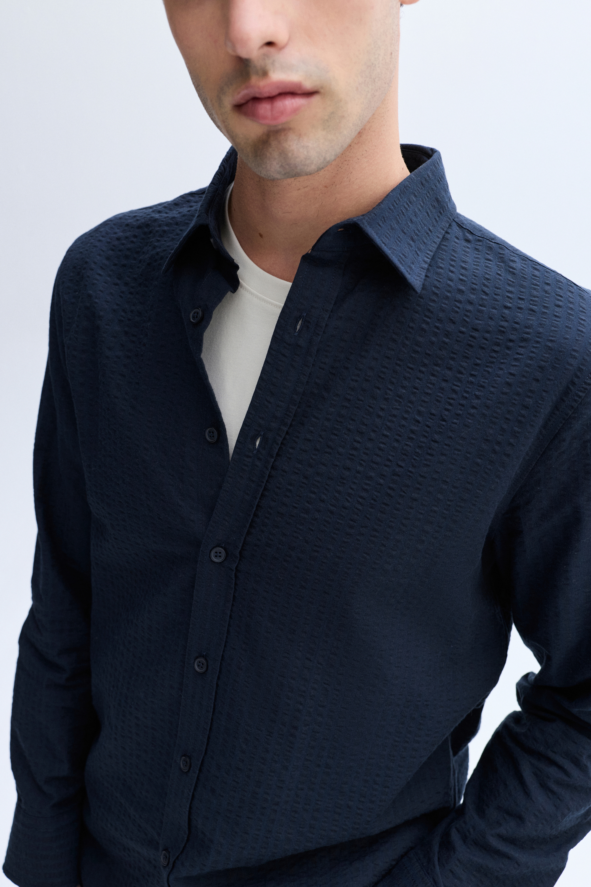 REGULAR FIT DOKULU UZUN KOLLU GÖMLEK