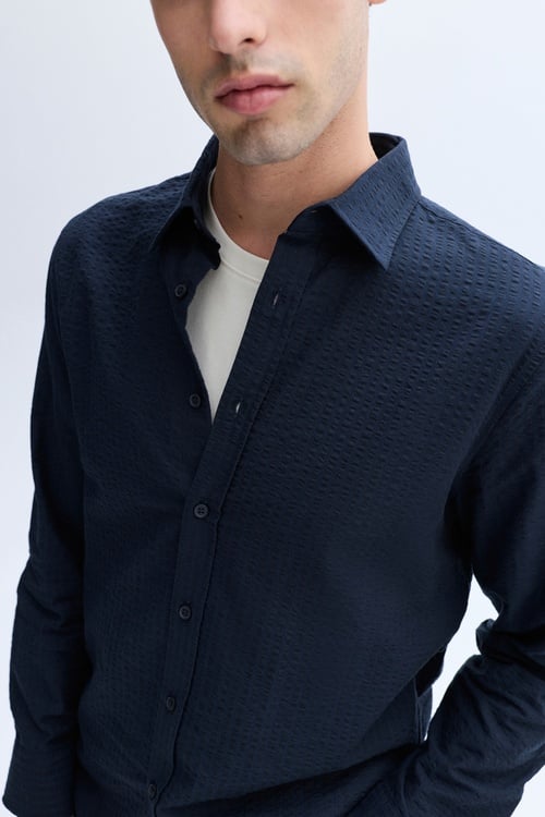 REGULAR FIT DOKULU UZUN KOLLU GÖMLEK