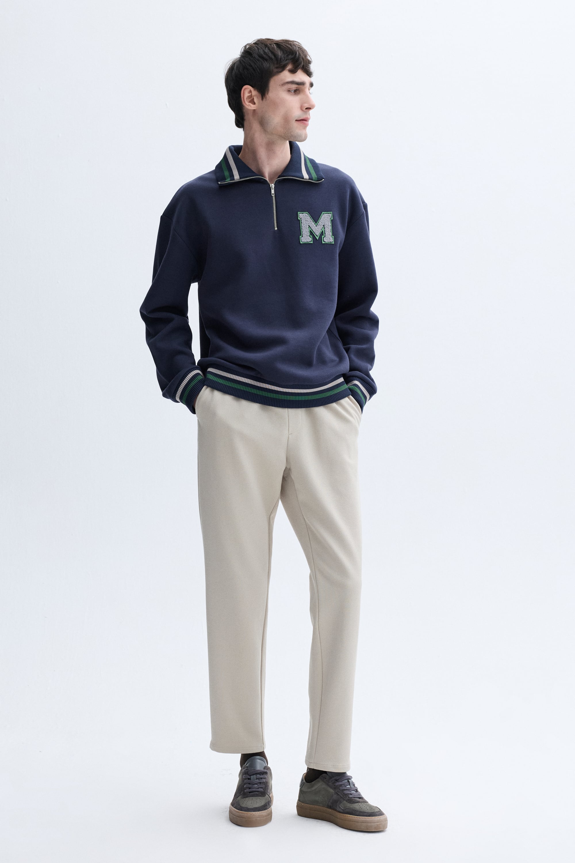 FERMUARLI DİK YAKA NAKIŞLI SWEATSHIRT