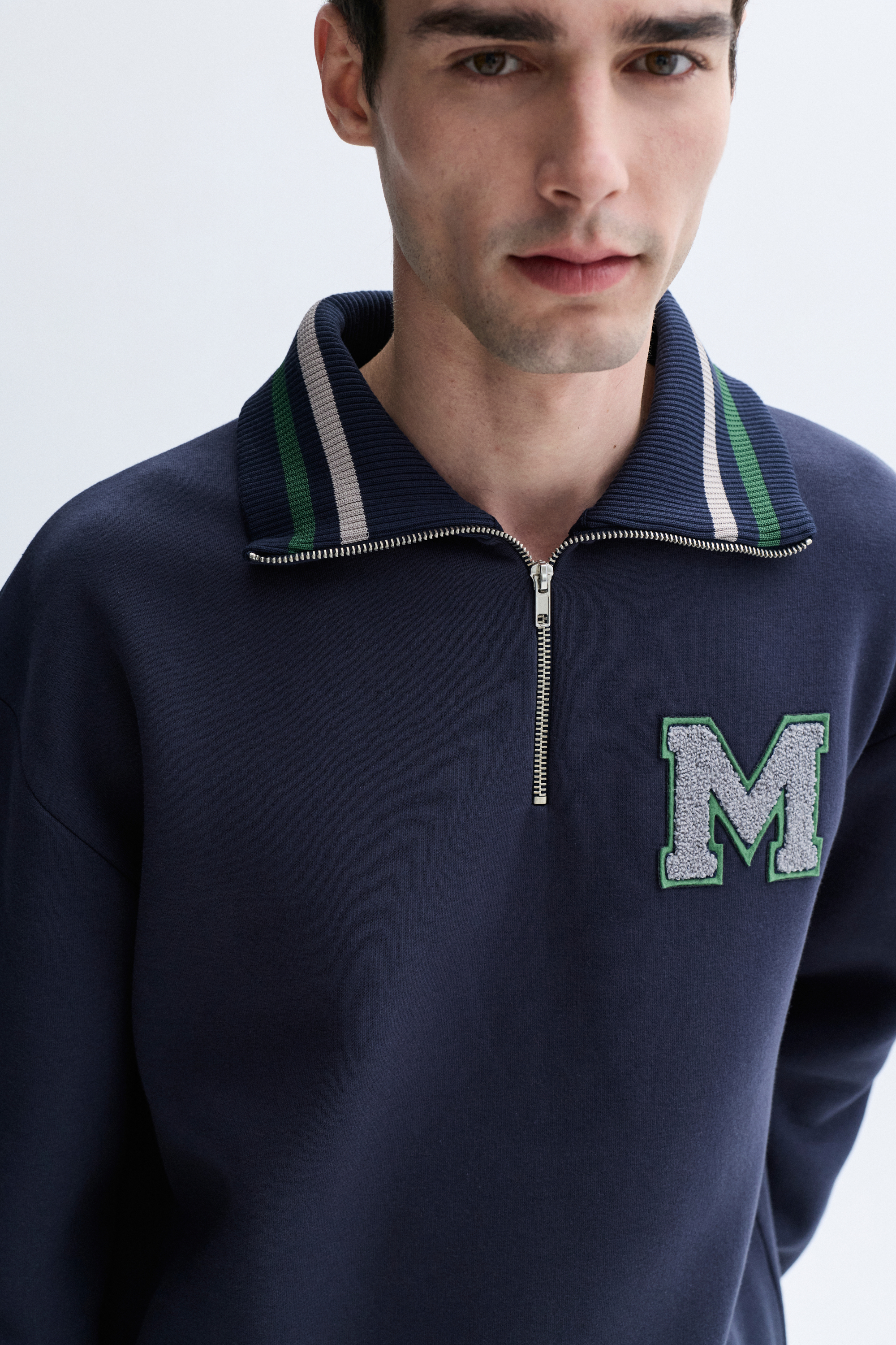 FERMUARLI DİK YAKA NAKIŞLI SWEATSHIRT