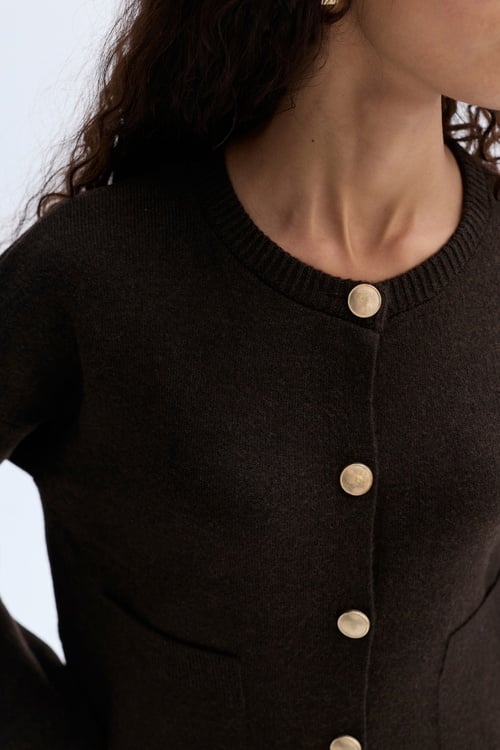 DÜĞME DETAYLI CEPLİ HIRKA