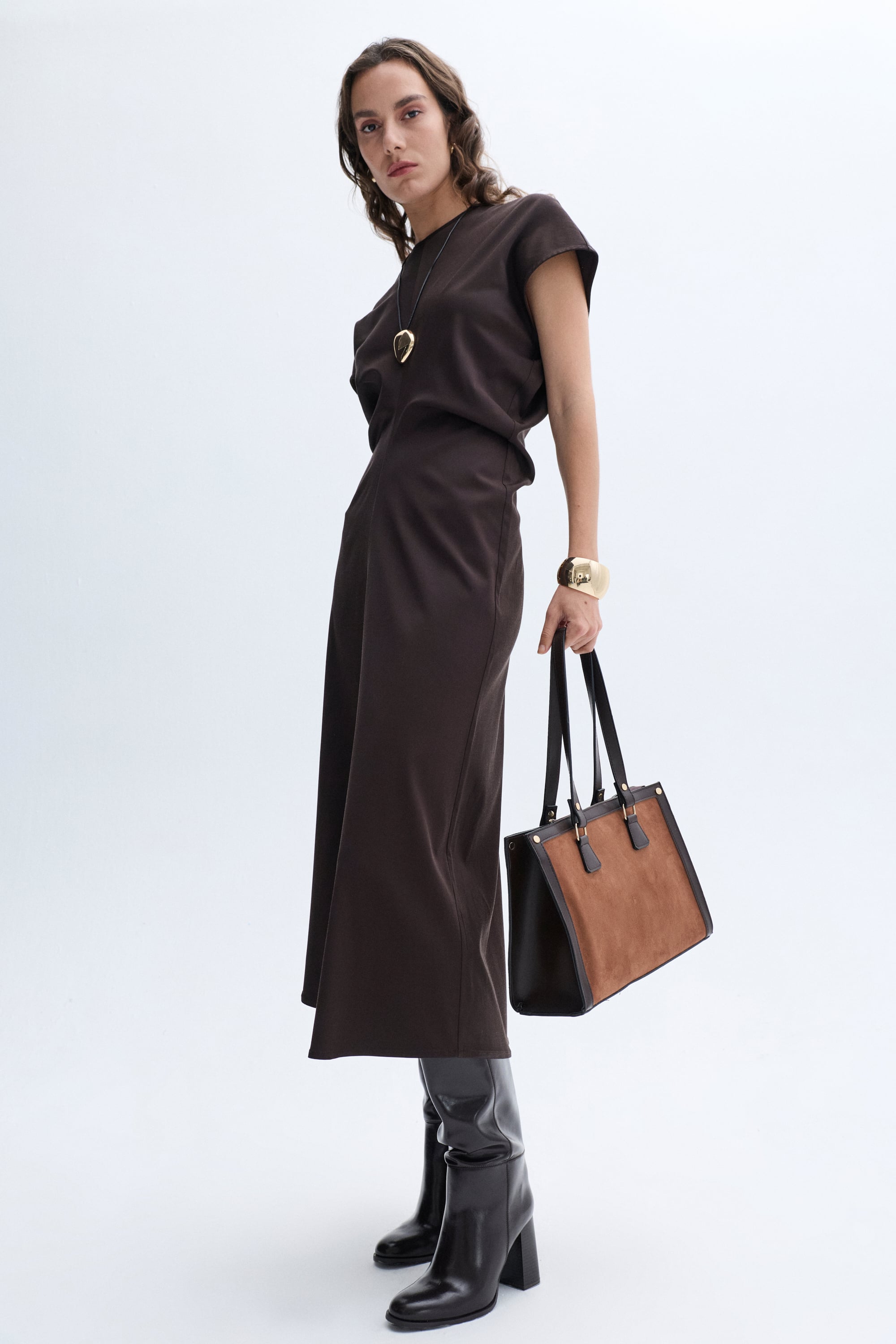 PİLE DETAYLI KOLSUZ MİDİ ELBİSE