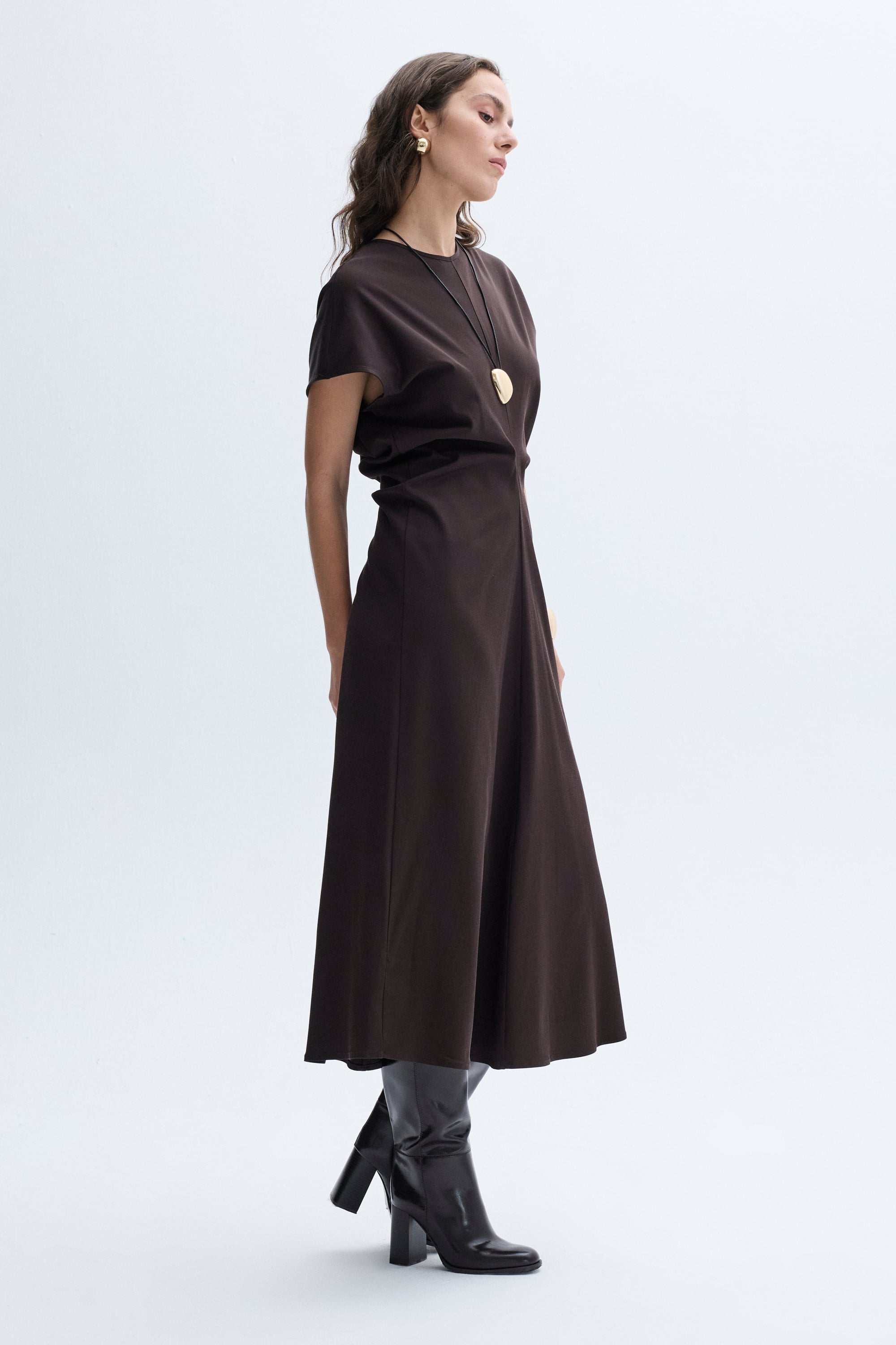 PİLE DETAYLI KOLSUZ MİDİ ELBİSE