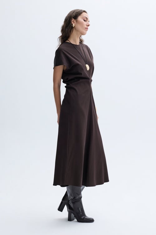 PİLE DETAYLI KOLSUZ MİDİ ELBİSE