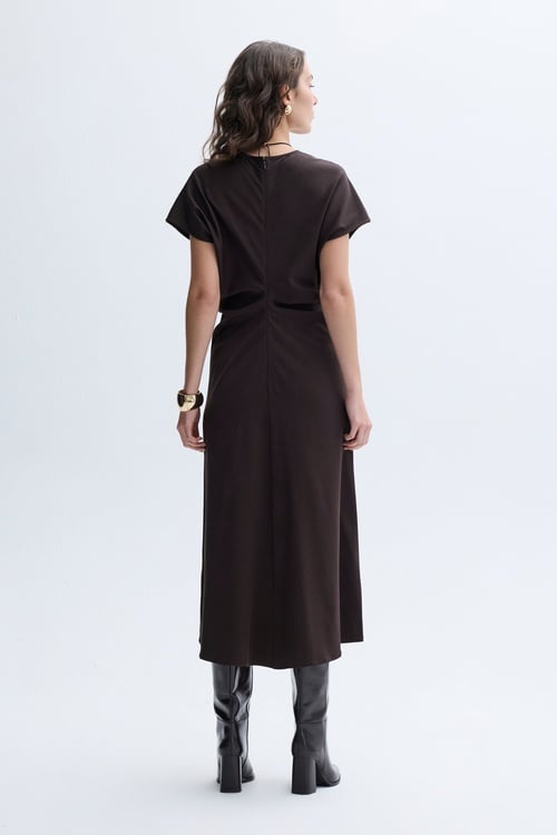 PİLE DETAYLI KOLSUZ MİDİ ELBİSE