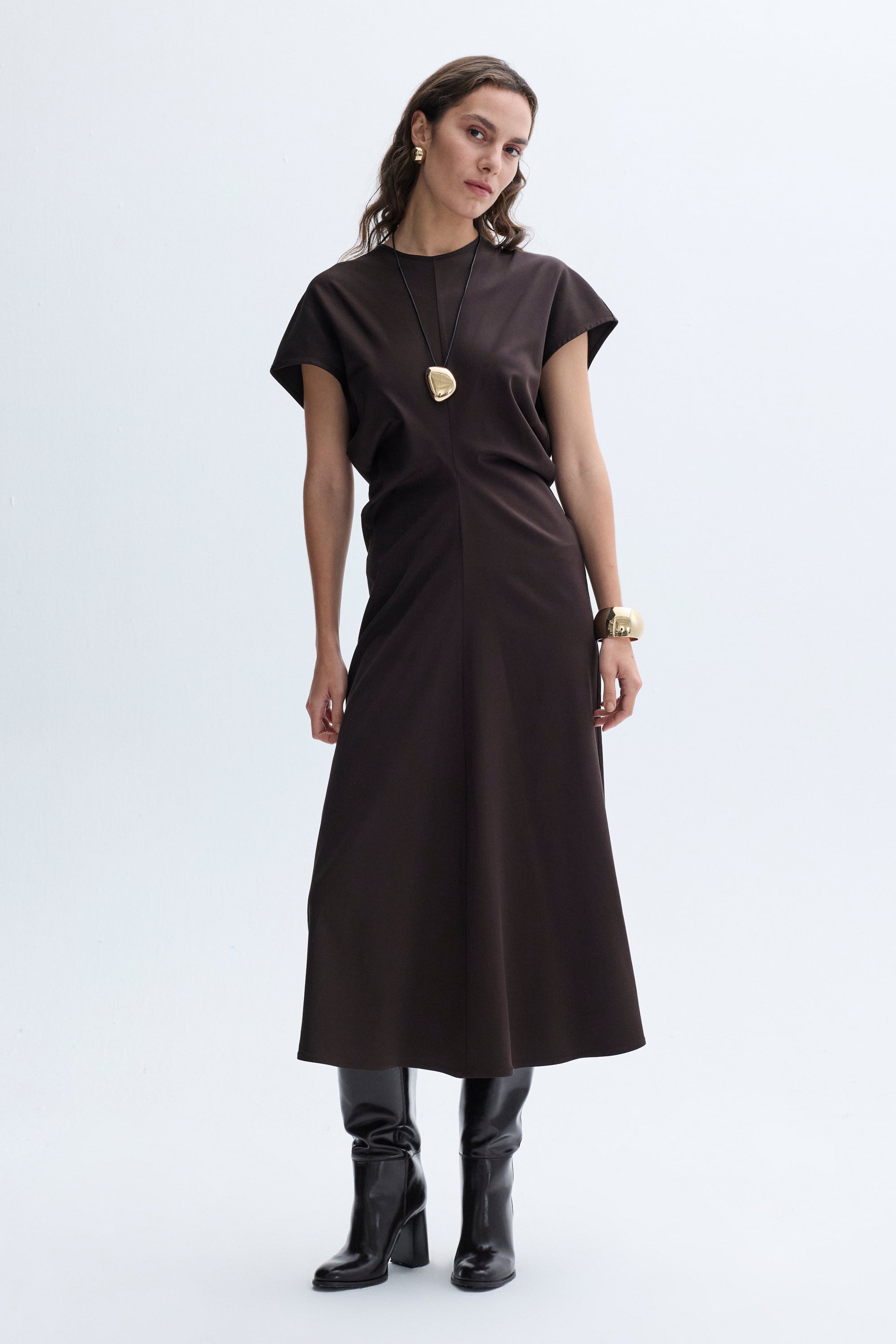 PİLE DETAYLI KOLSUZ MİDİ ELBİSE