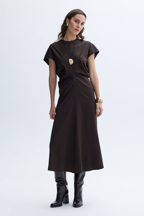 PİLE DETAYLI KOLSUZ MİDİ ELBİSE