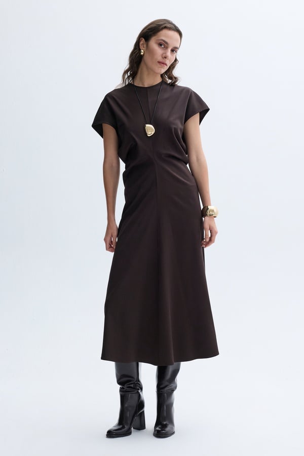 PİLE DETAYLI KOLSUZ MİDİ ELBİSE