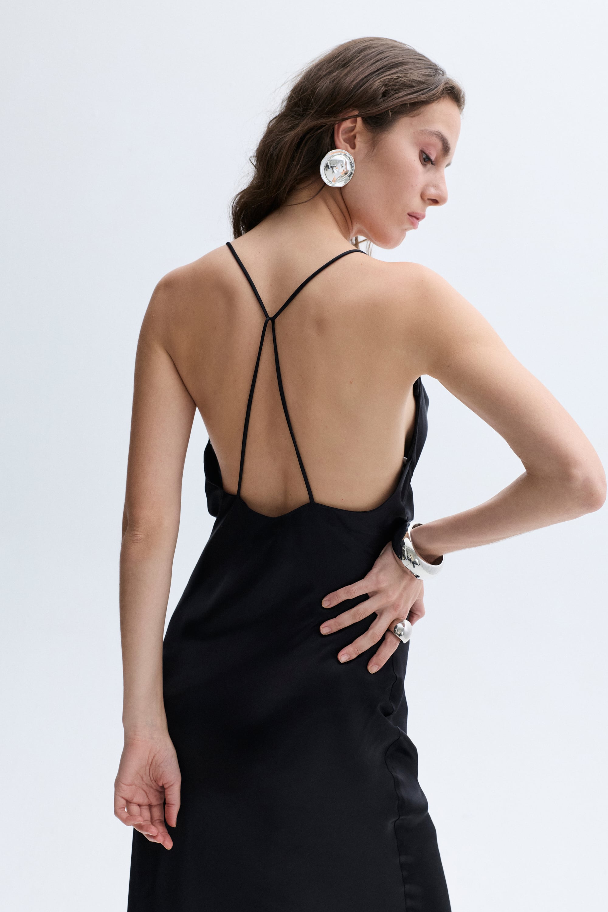 DEGAJE YAKA SIRTI AÇIK SATEN UZUN ELBİSE