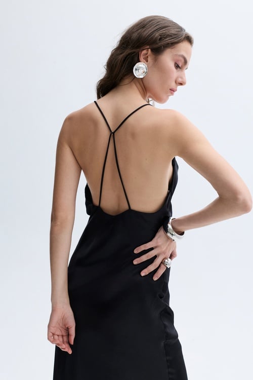 DEGAJE YAKA SIRTI AÇIK SATEN UZUN ELBİSE