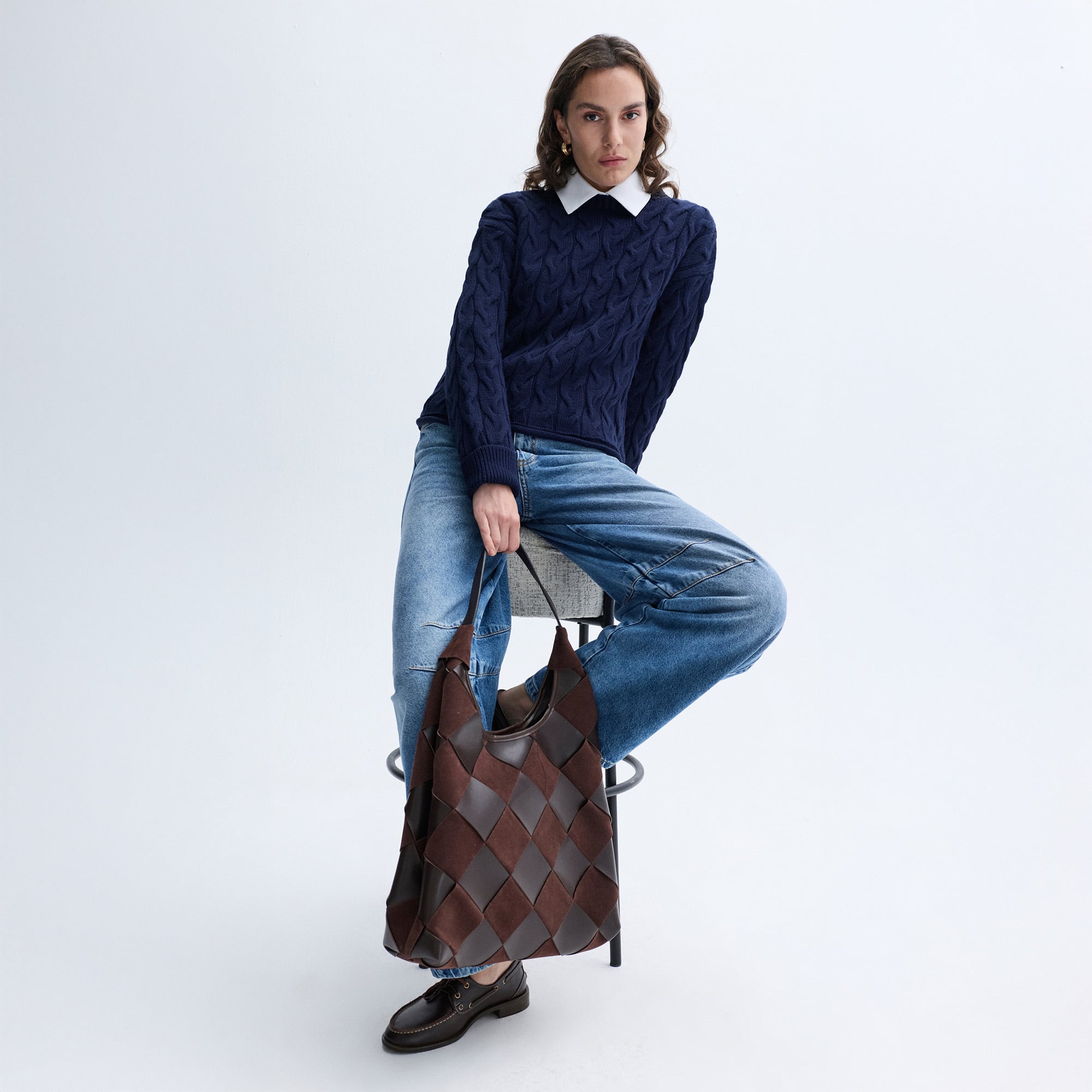 BLOKLU DERİ GÖRÜNÜMLÜ OMUZ ÇANTASI