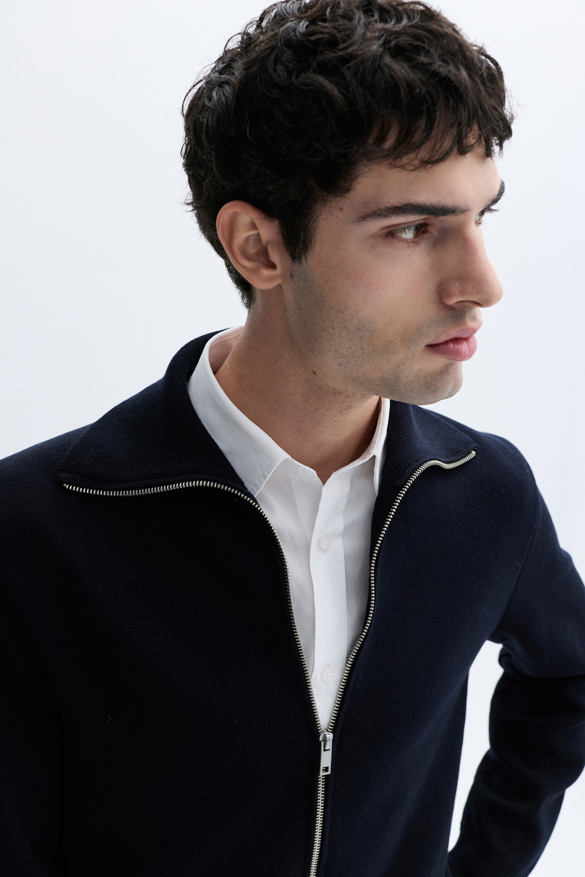 DİK YAKA ÇİFT FERMUARLI HIRKA