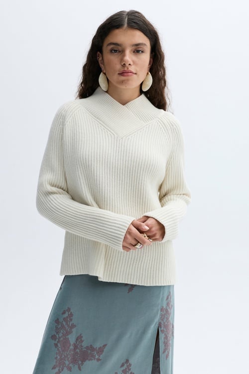 KRUVAZE YAKA YÜN KARIŞIMLI KAZAK