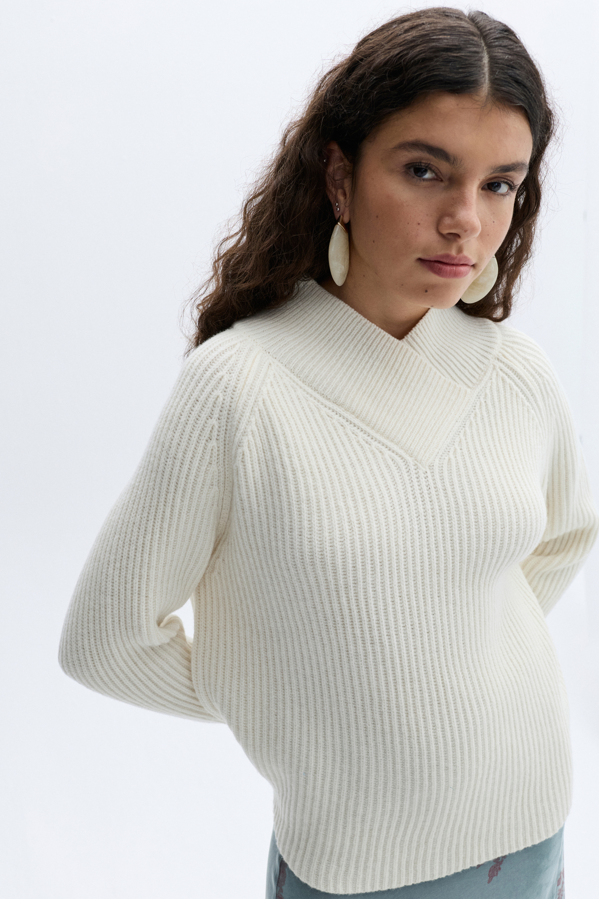 KRUVAZE YAKA YÜN KARIŞIMLI KAZAK