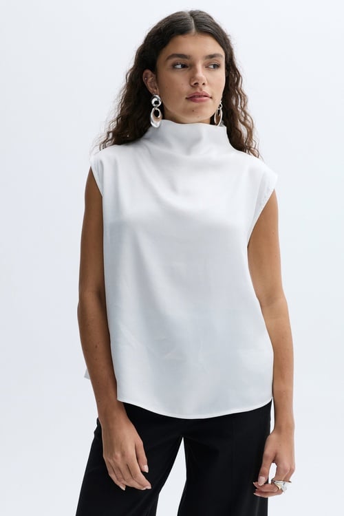 DİK YAKA KOLSUZ BLUZ