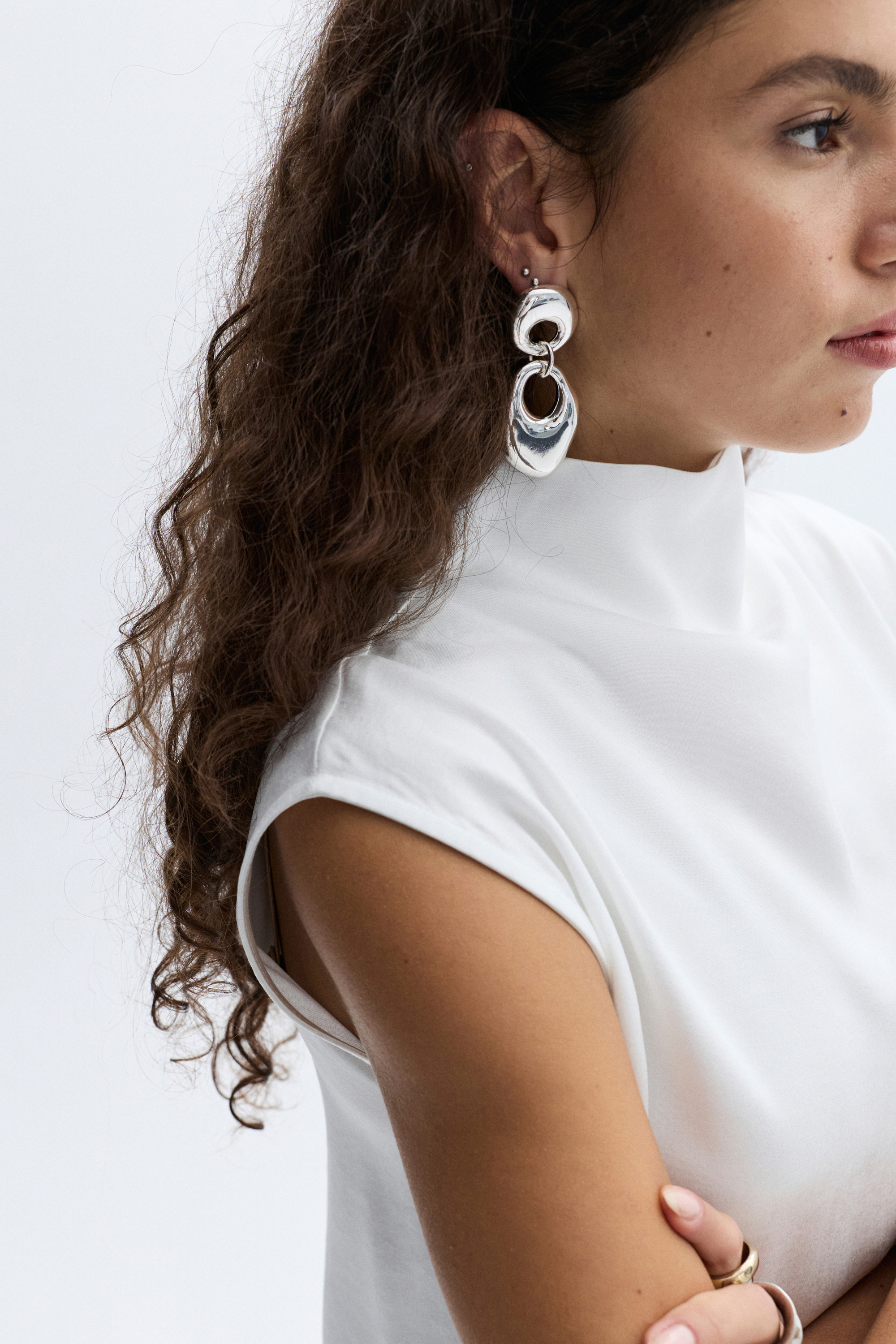 DİK YAKA KOLSUZ BLUZ