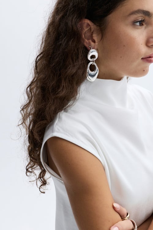  DİK YAKA KOLSUZ BLUZ