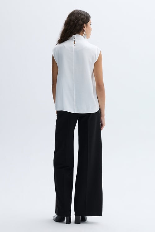 DİK YAKA KOLSUZ BLUZ