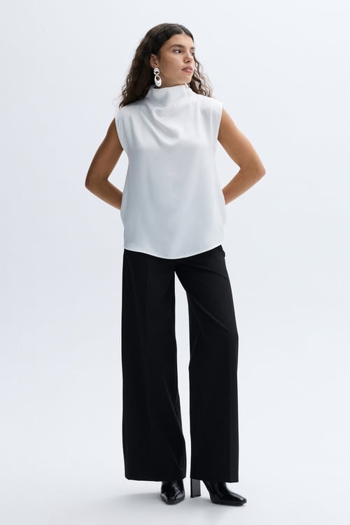 DİK YAKA KOLSUZ BLUZ