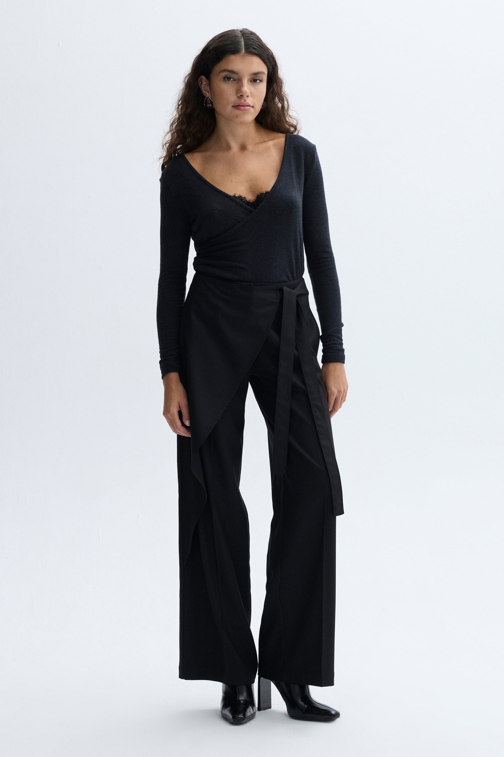 V YAKA FITTED UZUN KOLLU BLUZ