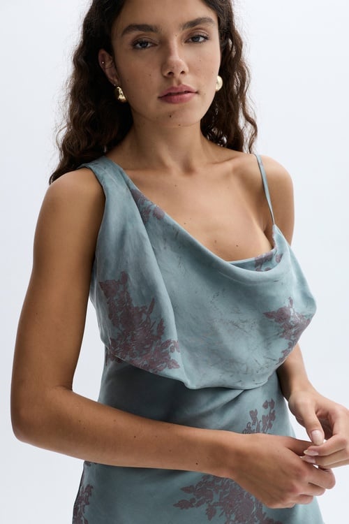 JAKARLI DESENLİ KOLSUZ YIRTMAÇLI UZUN ELBİSE