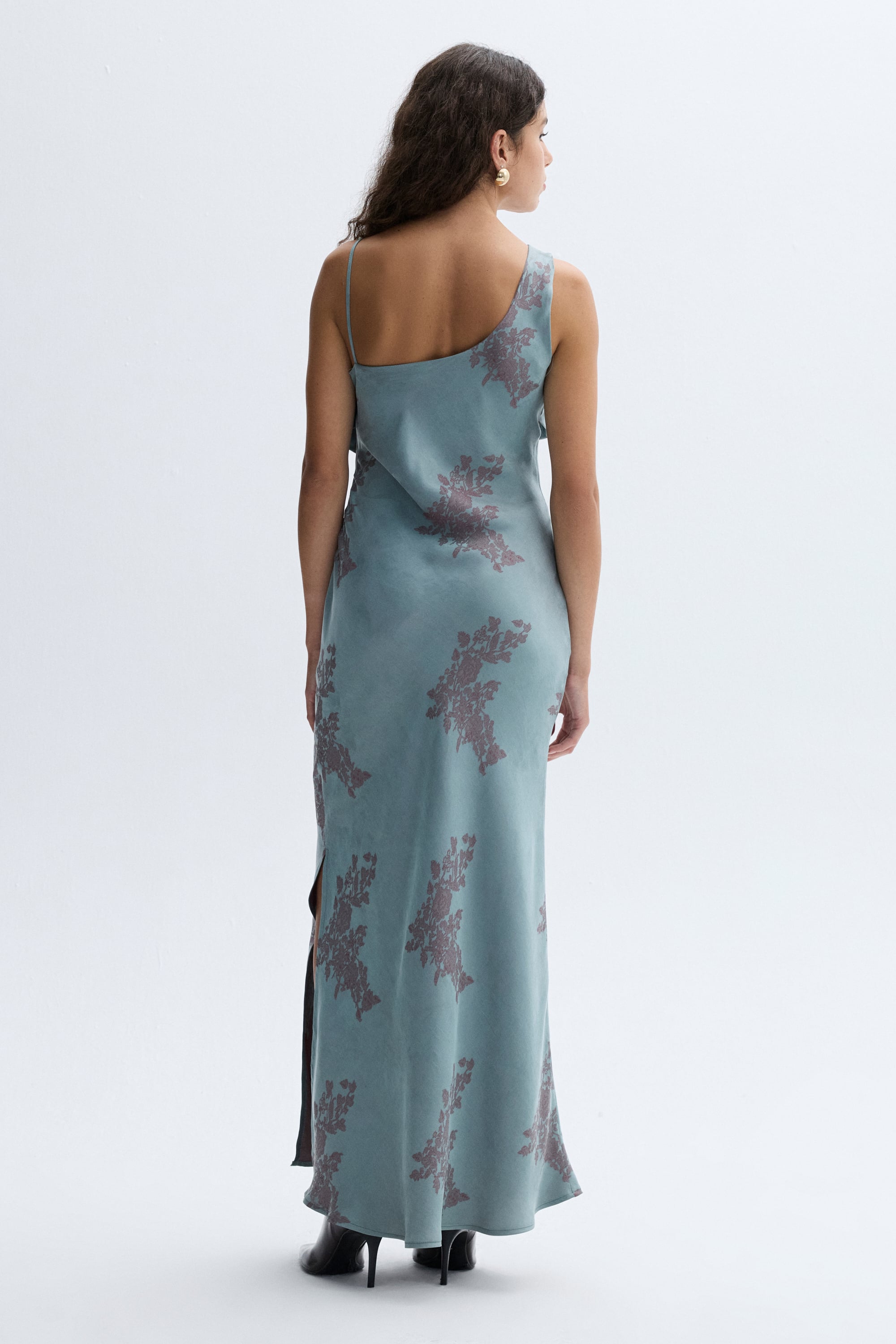 JAKARLI DESENLİ KOLSUZ YIRTMAÇLI UZUN ELBİSE