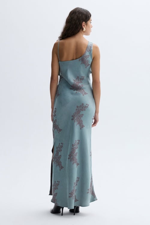 JAKARLI DESENLİ KOLSUZ YIRTMAÇLI UZUN ELBİSE