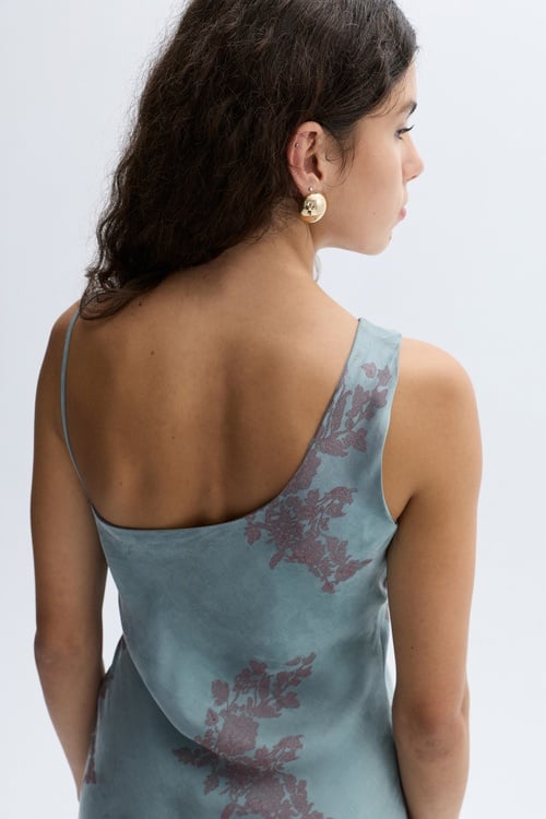  JAKARLI DESENLİ KOLSUZ YIRTMAÇLI UZUN ELBİSE