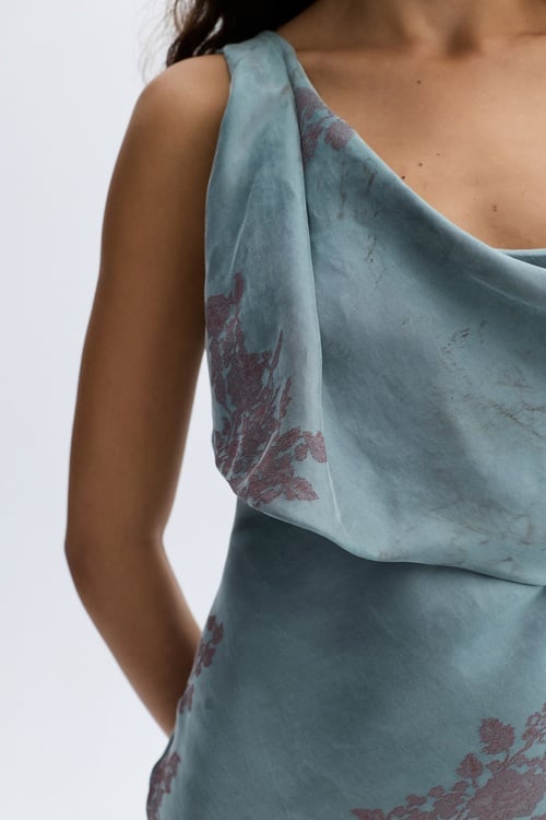  JAKARLI DESENLİ KOLSUZ YIRTMAÇLI UZUN ELBİSE