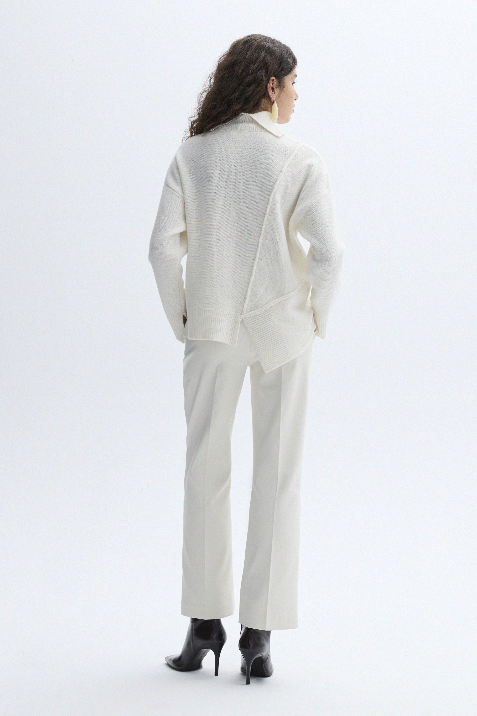 BALIKÇI YAKA ASİMETRİK YÜNLÜ KAZAK