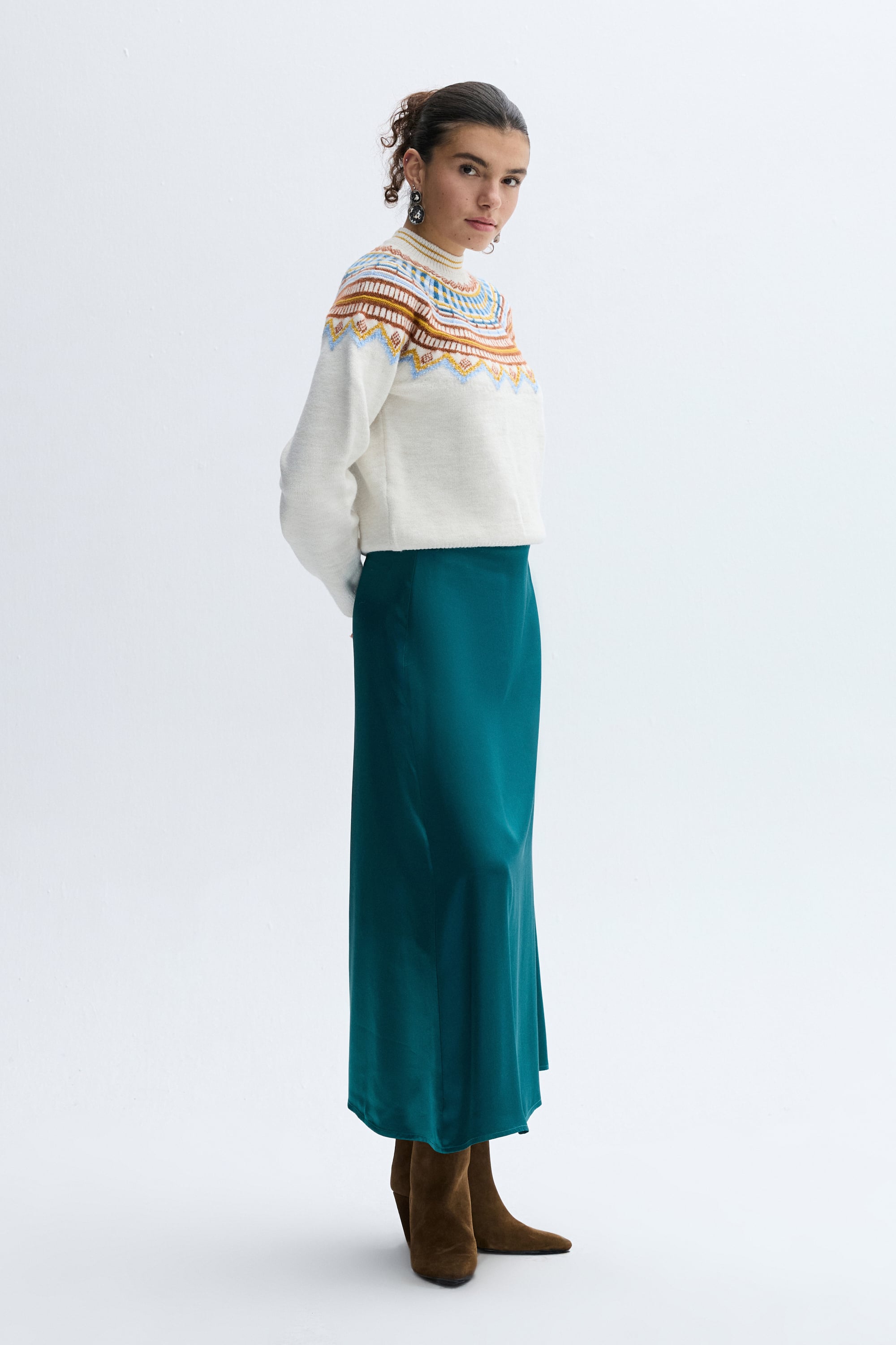 JAKARLI DİK YAKA KAZAK