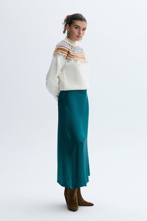 JAKARLI DİK YAKA KAZAK