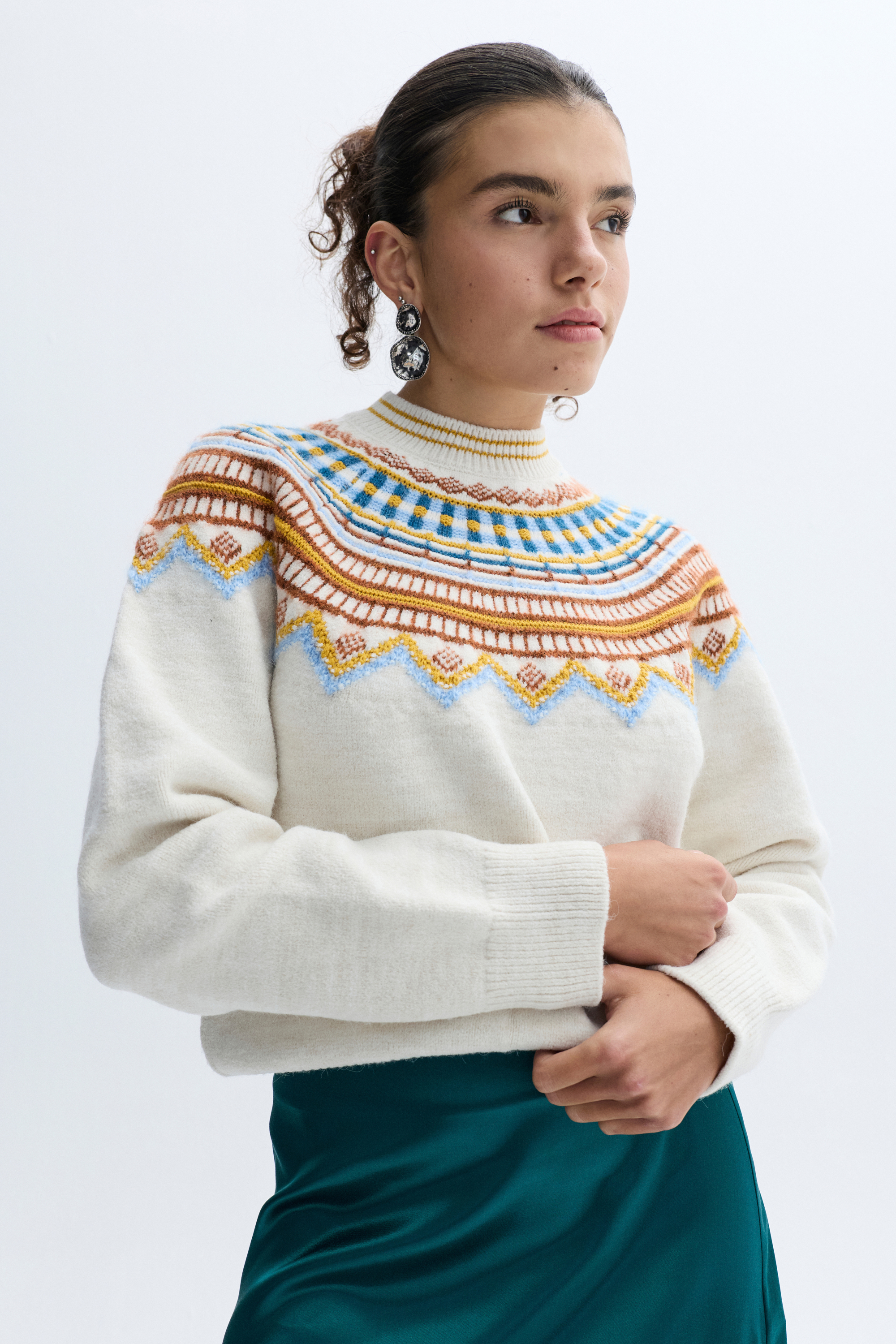 JAKARLI DİK YAKA KAZAK