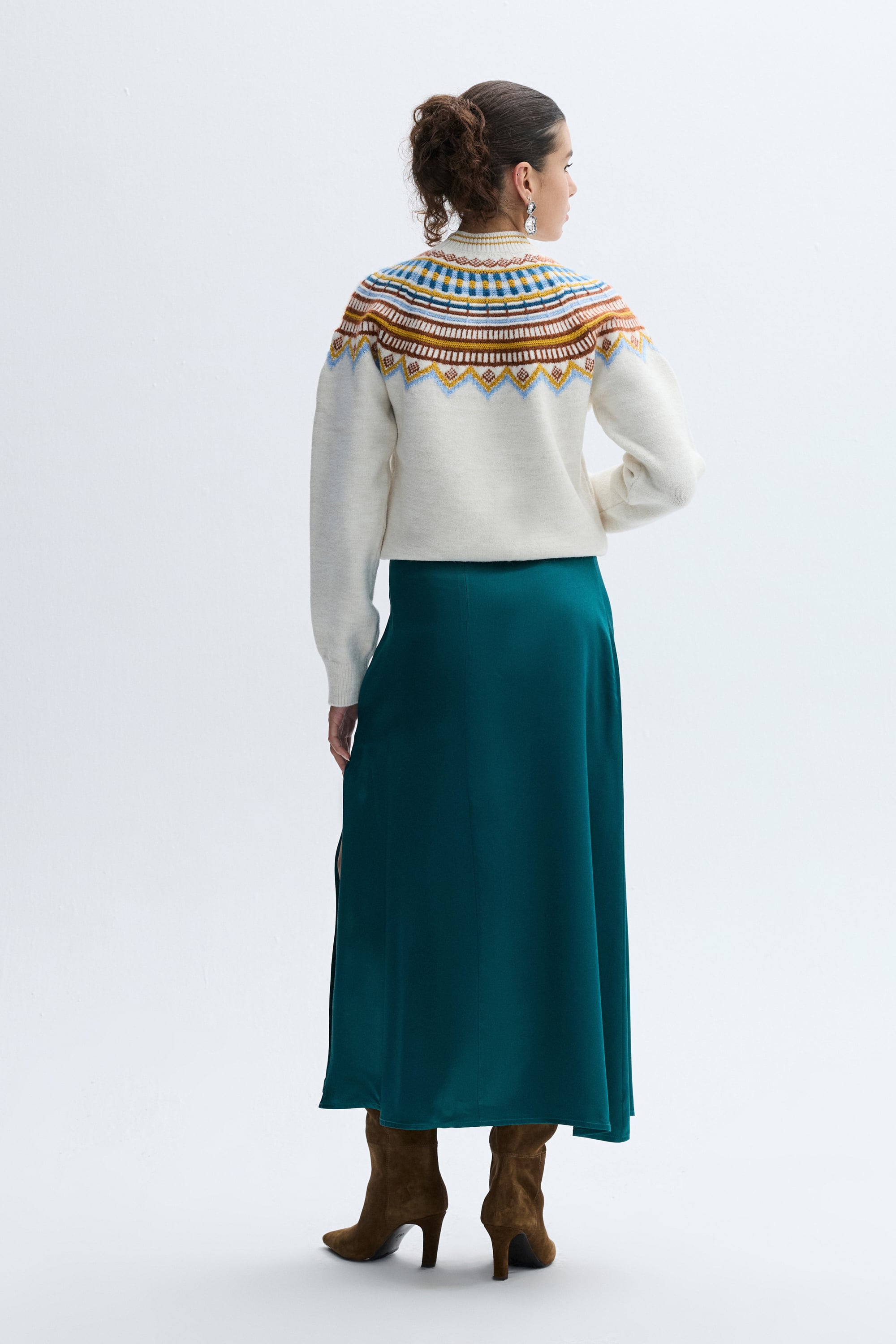 JAKARLI DİK YAKA KAZAK