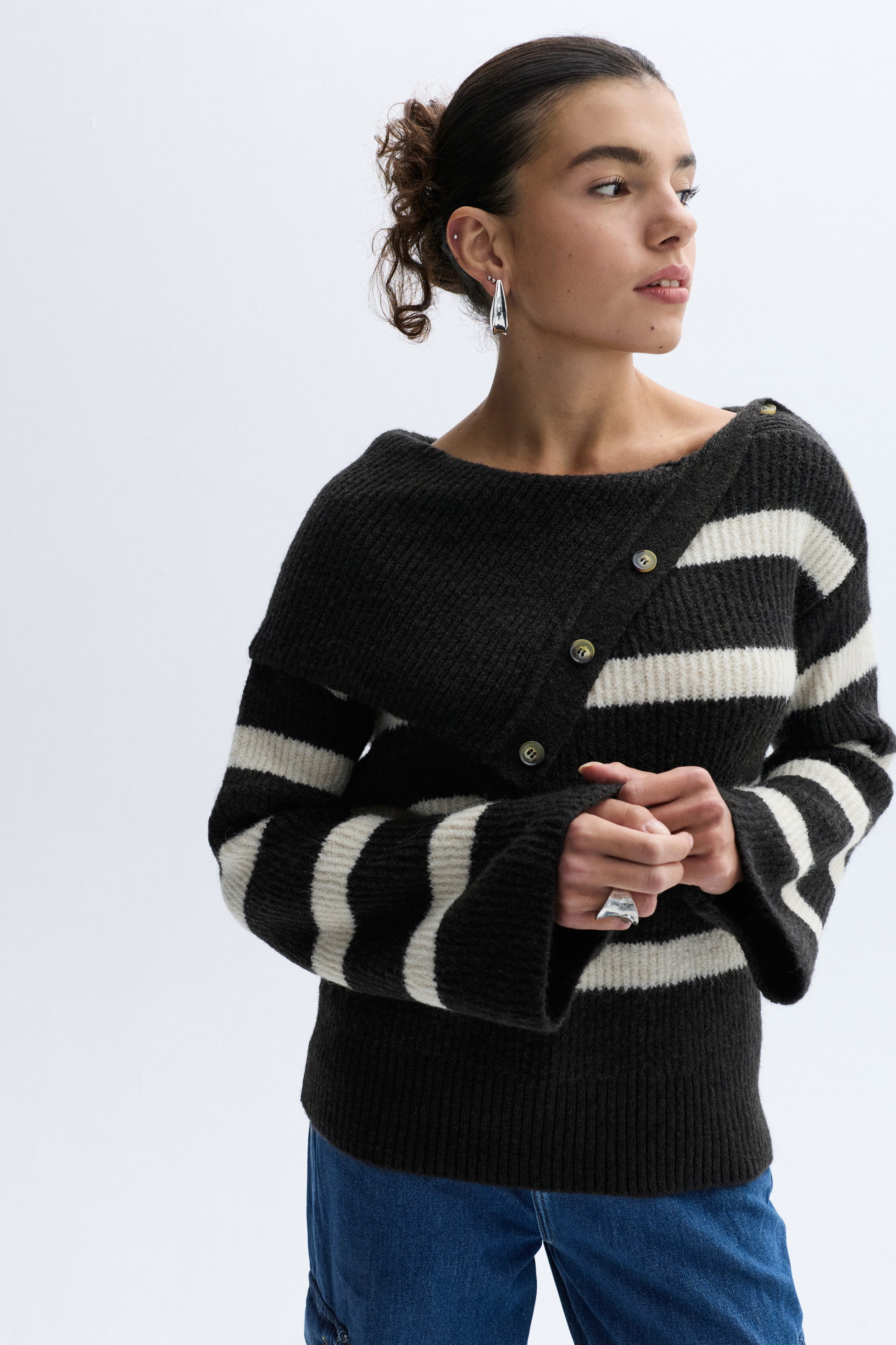 ÇİZGİLİ LOOSE FIT DÜĞMELİ DİK YAKA KAZAK