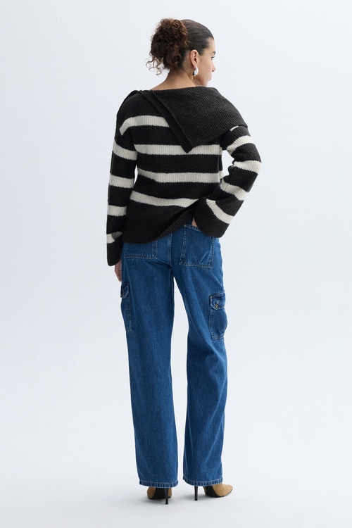 ÇİZGİLİ LOOSE FIT DÜĞMELİ DİK YAKA KAZAK