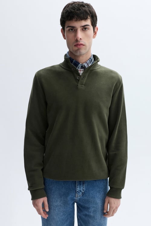 DÜĞMELİ DİK YAKA SWEATSHIRT