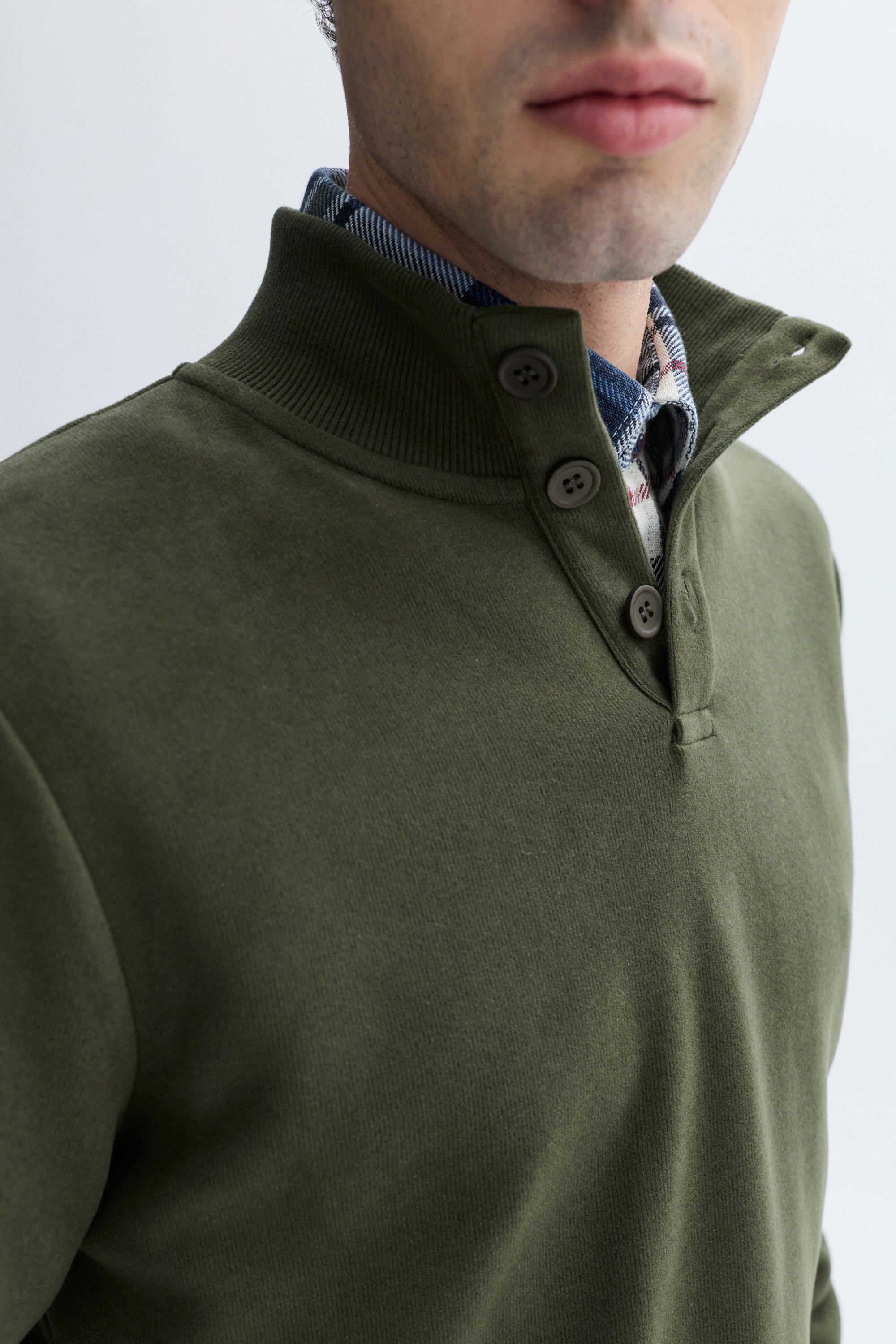 DÜĞMELİ DİK YAKA SWEATSHIRT