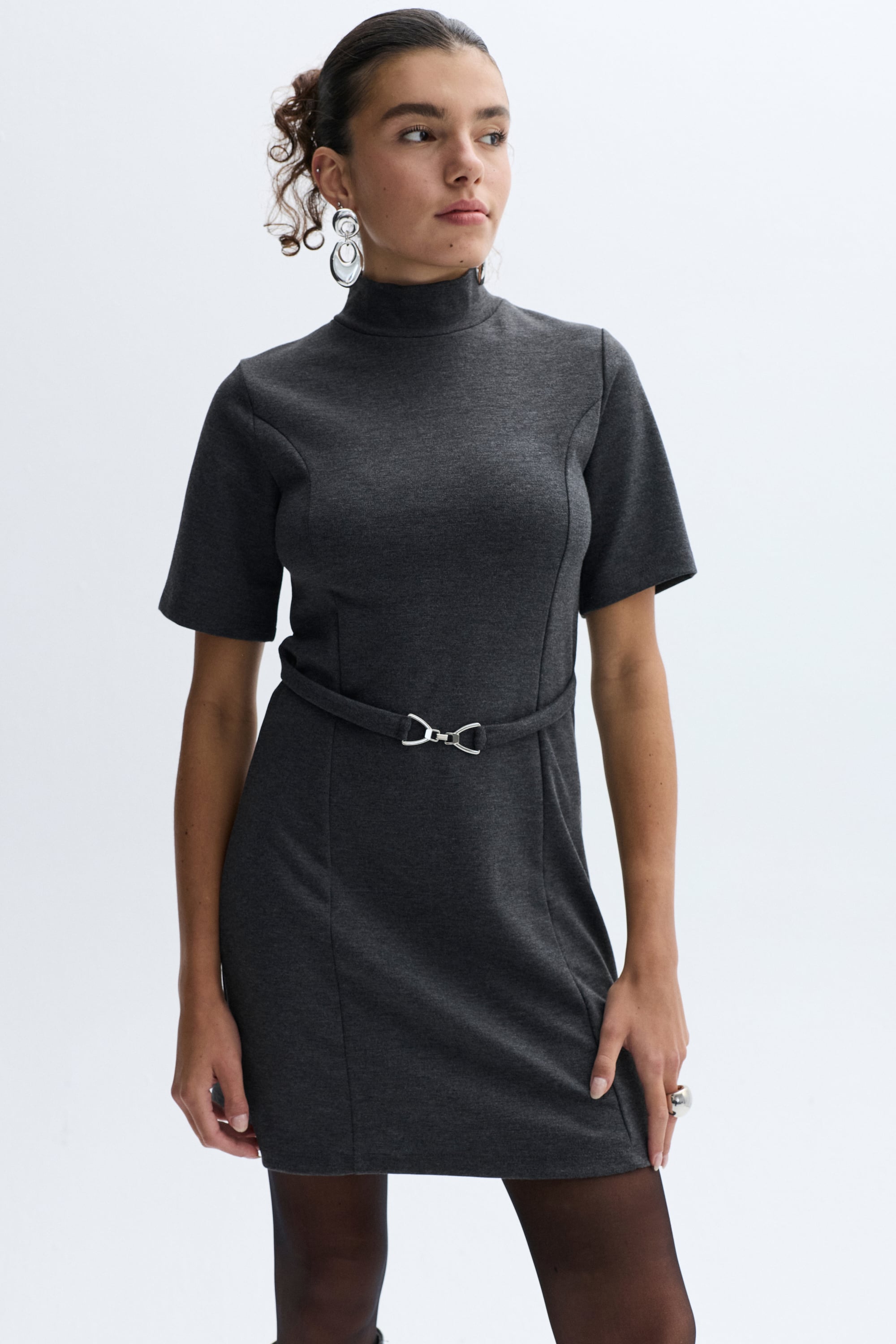 KEMER DETAYLI DİK YAKA KISA KOLLU MİNİ ELBİSE