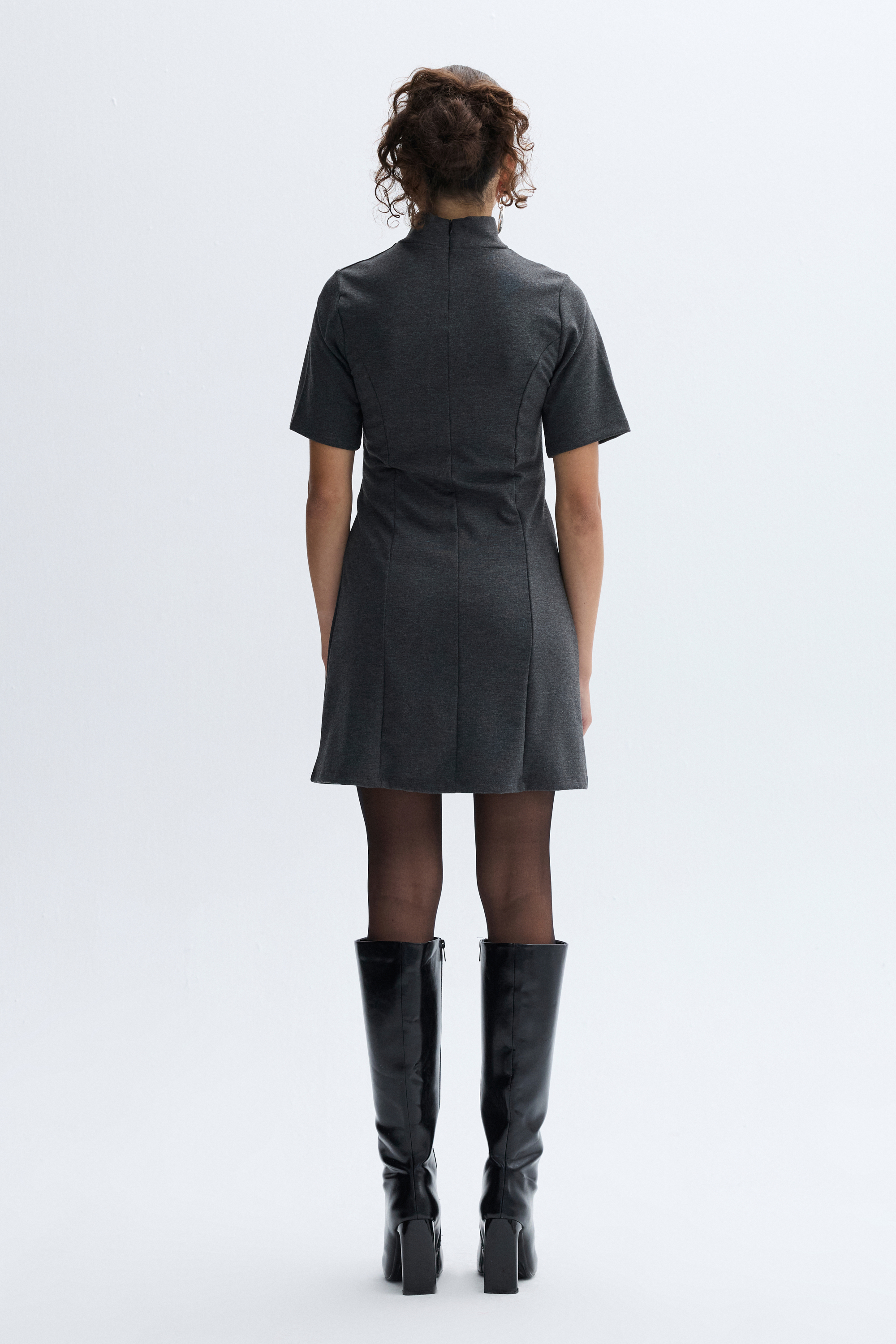 KEMER DETAYLI DİK YAKA KISA KOLLU MİNİ ELBİSE