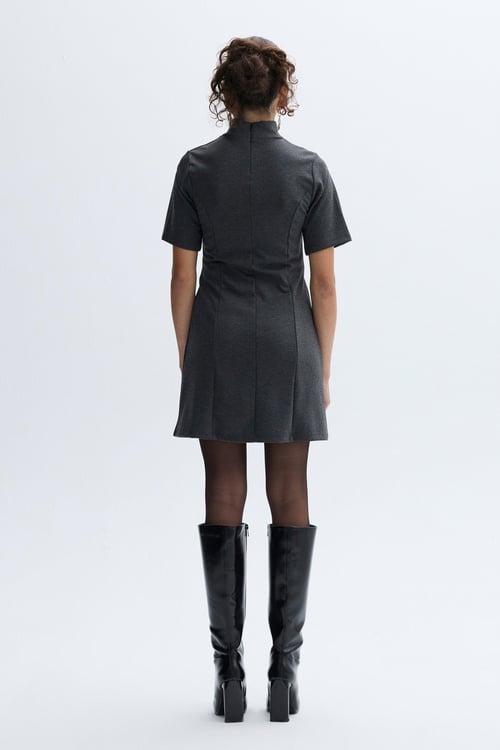 KEMER DETAYLI DİK YAKA KISA KOLLU MİNİ ELBİSE