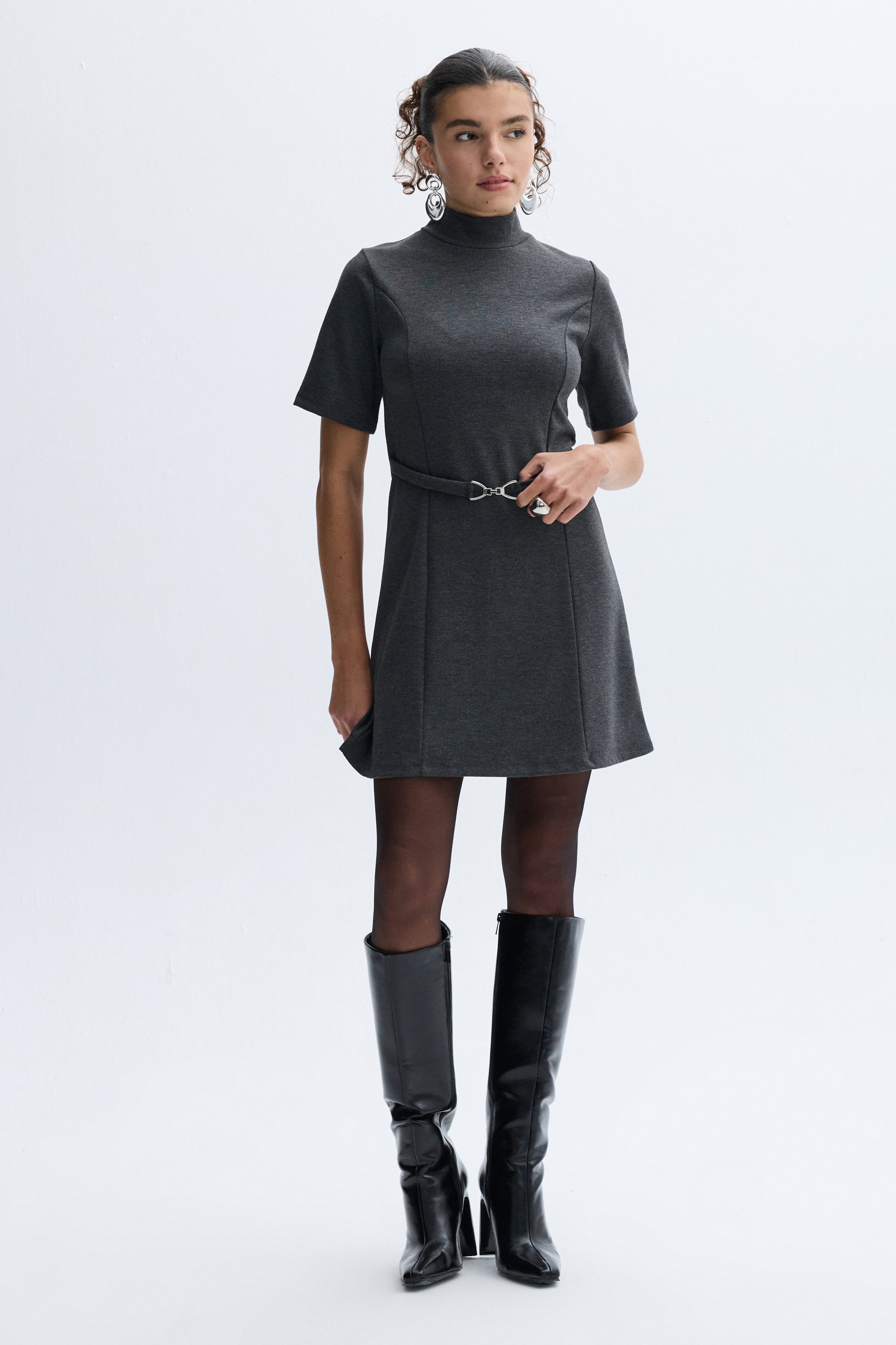 KEMER DETAYLI DİK YAKA KISA KOLLU MİNİ ELBİSE