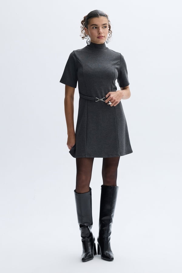 KEMER DETAYLI DİK YAKA KISA KOLLU MİNİ ELBİSE